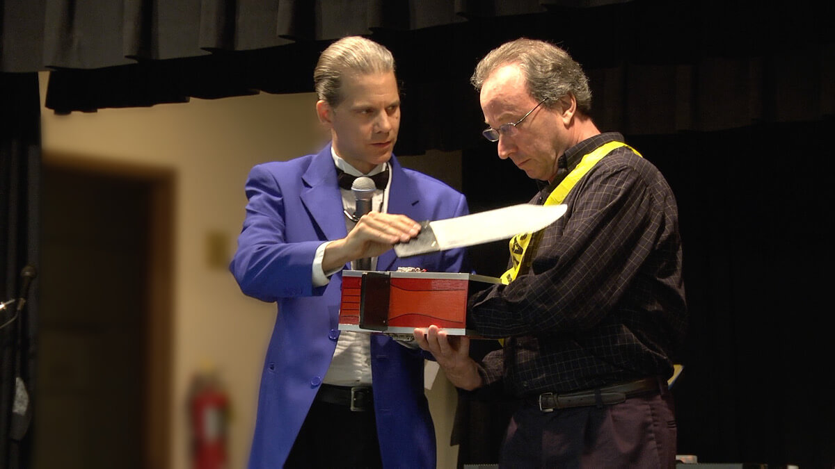The Amazing Gary, Chicago's best comedy magician for Adults - Comedy magician for Chicago area Adults private parties and public events, including corporate events, company picnics, holiday parties. Comedy magician in Chicago area.
